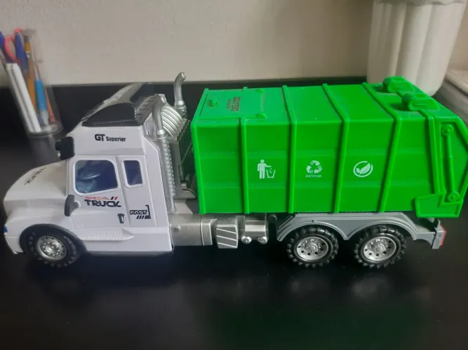 Caminhão de lixo de brinquedo