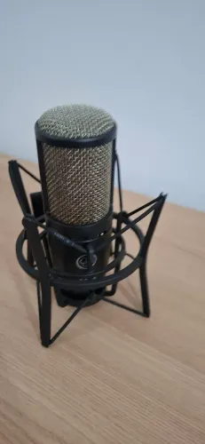 Microfone AKG P220 (com defeito)