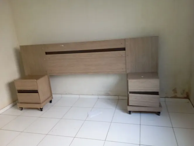 Cabeceira de cama de casal com criado mudo