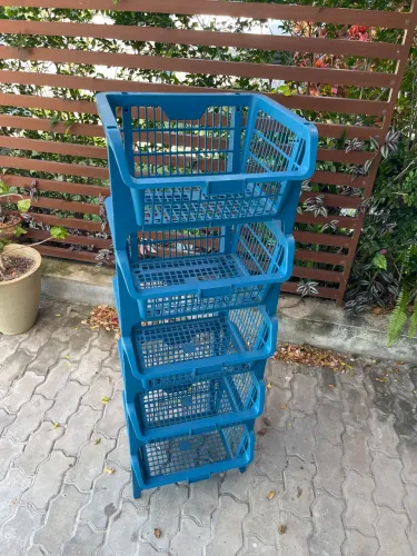 Cestos empilháveis de plástico