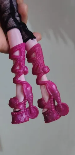 Boneca Monster somente sandália e meia calça