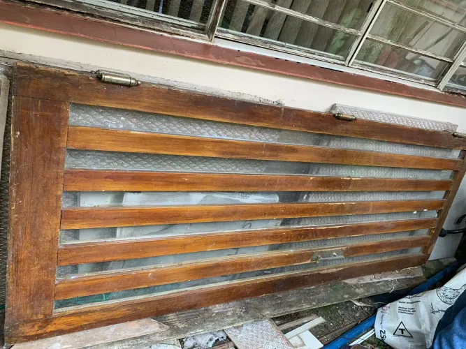 Porta antiga dobradiça vai e vem