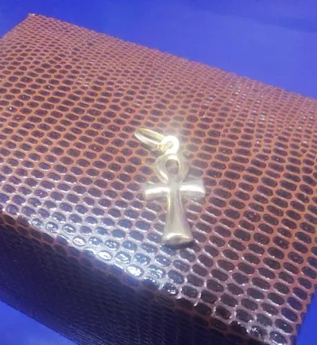 Pingente Cruz Epica Com Detalhes Curvo Ouro 18 Kilates Peso 0.50 Gramas 16 mm             