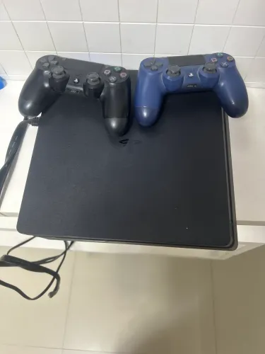 PS4 SLIM 1TB, DOIS CONTROLES E DOIS JOGOS