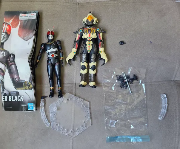 Kamen rider black bandai, com detalhe na antena