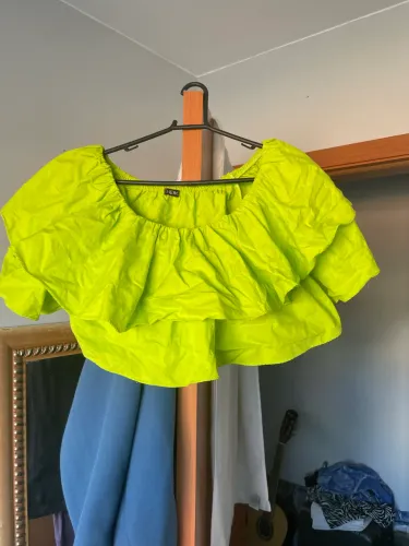 Esta blusa cropped feminina