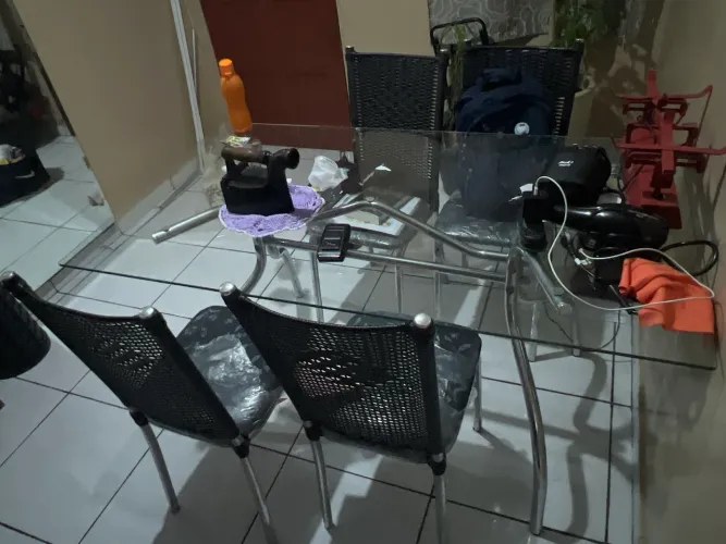 Mesa de vidro com 4 cadeiras