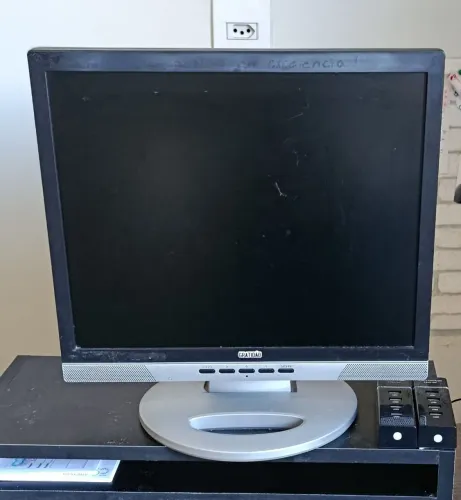 Monitor 17' com som embutido