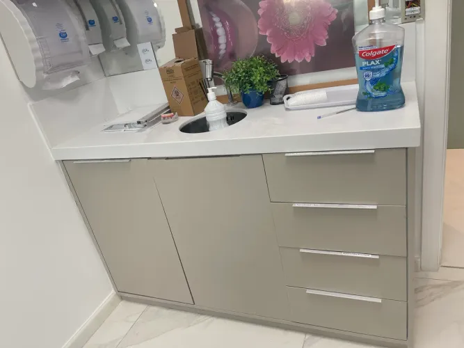 Vendo Bancada com armário