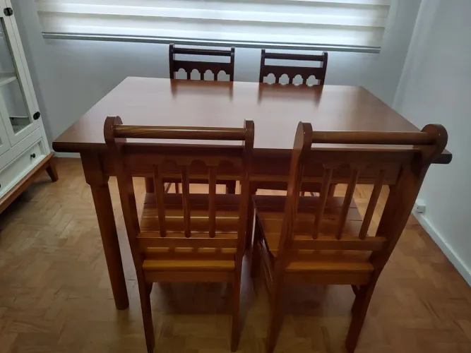Conjunto em madeira maciça, da Apaixone & Decore(mesa e 4 cadeiras)