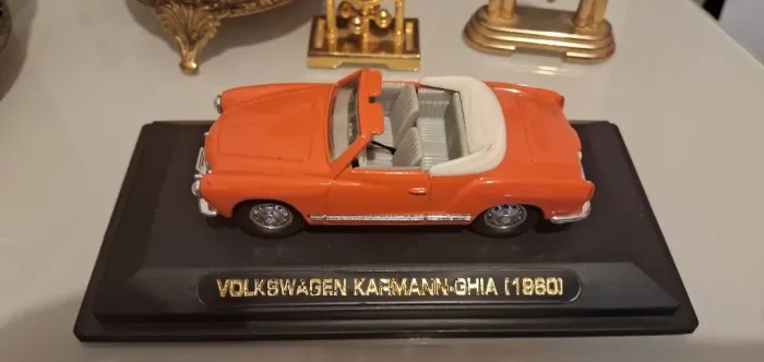 Miniatura Volkswagen Karmann Ghia Conversível de 1960. <br>Na Caixa original 