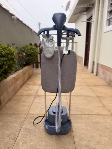 Passadeira a vapor Eletrolux.
