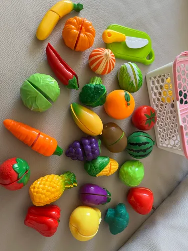 Brinquedo de frutas e verduras com cesta e faca