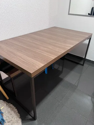 Mesa de jantar com banco estilo industrial