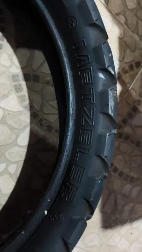 Pneu Metzeler original Lander, XRE 300 e Sahara aro 18