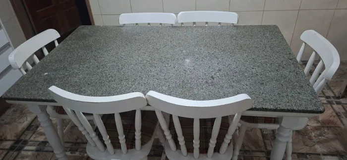 Vendo jogo de mesa 6 cadeiras madeira imbuia pequenas avarias ,500 reais à vista