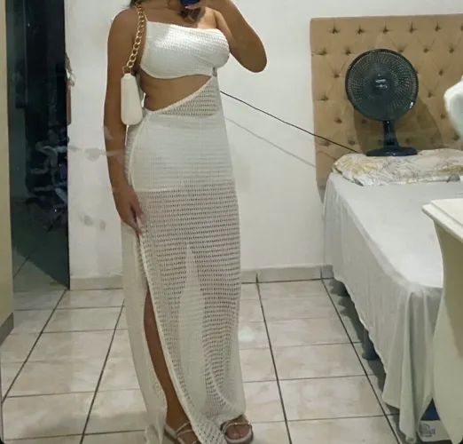 Vestido longo de crochê branco com fenda