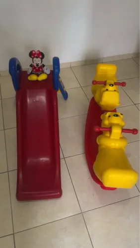 Vendo escorregador e gangorra dupla 549 reais perfeita ? 