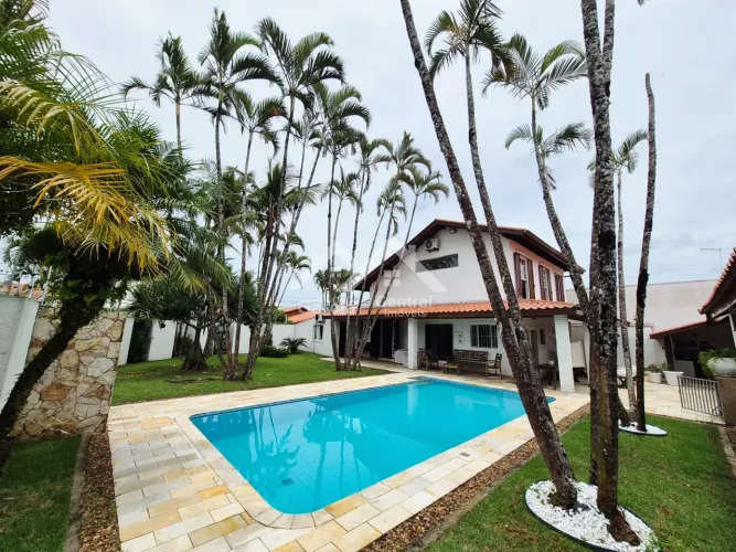 Casa com piscina em Peruíbe REF: 9609