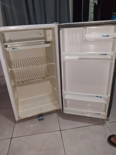 Vende se geladeira e frigobar
