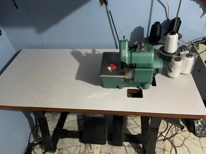 Máquina de costura overloque