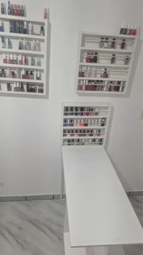 Mesa e prateleira de manicure