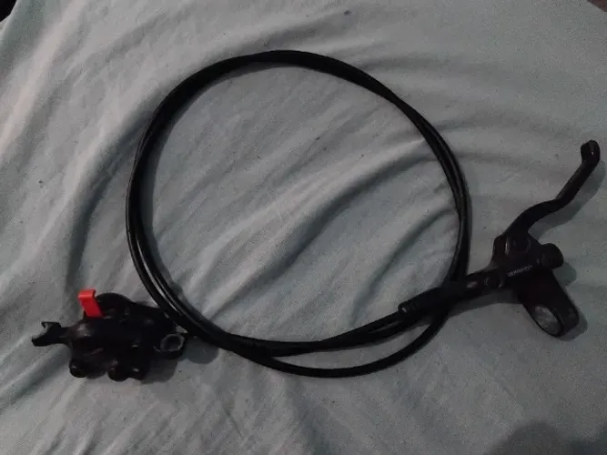 Freio mt200 traseiro trincado na pinça 