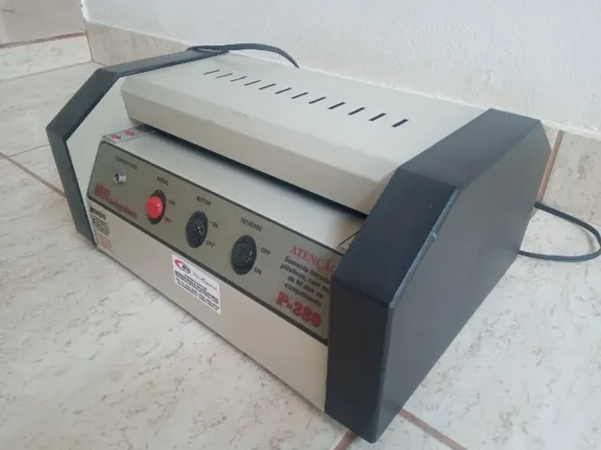Maquina Plastificadora com plásticos usada em Betim- MG