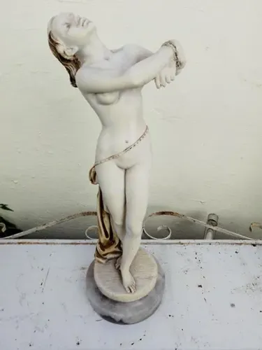 Estatueta de resina 59 cm. , De 1977.