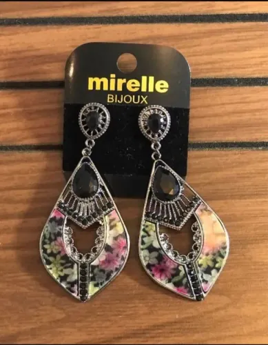 Brincos com flores e detalhes em preto