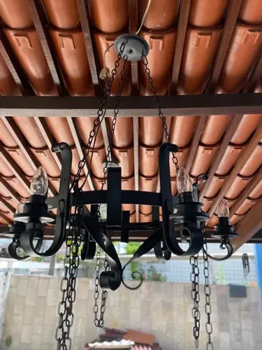 Antigo lustre em ferro com correntes