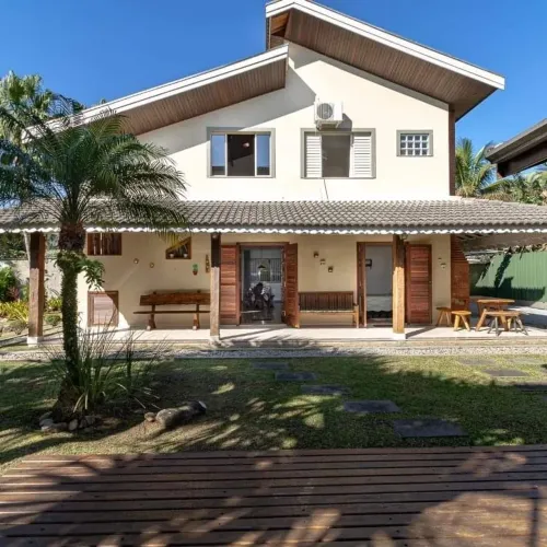 Linda Casa- Sobrado -alto padrão- 4 suítes- 5 vagas- Condomínio Park Hills-Ubatuba-SP