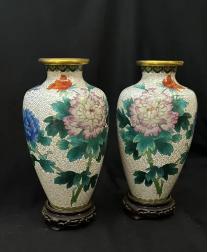 Par de Vasos Cloisonné com peanha em madeira.