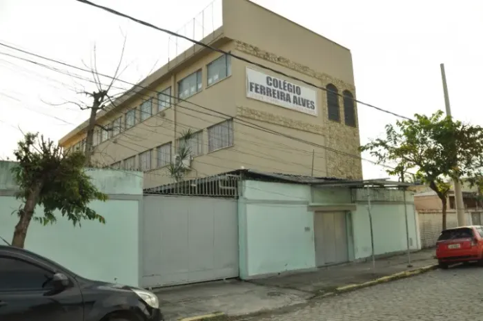 Vende-se imóvel com 2.440 m²,  em Bangu, antigas instalações do Colégio Ferreira Alves
