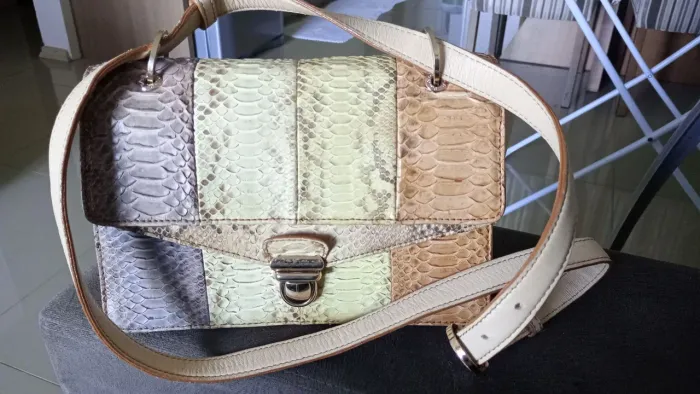 Bolsa de ombro em couro de cobra - Marca SAAD