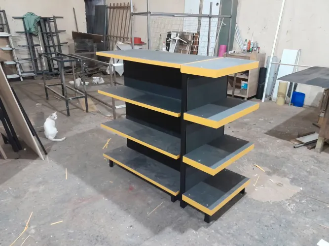 Estante de Madeira para Loja, Ideal para Exposição de Produtos!