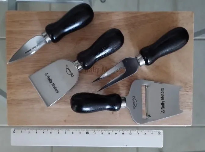 Kit Queijo Dinasty Rally Motors 5 peças em madeira e inox.