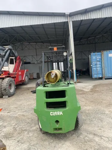 Empilhadeira CLARK C 300