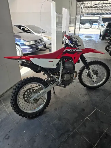 Tornado moto de trilha