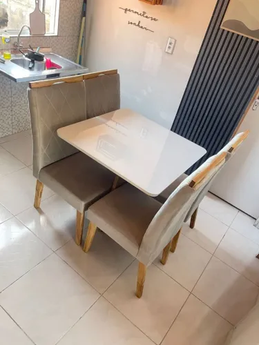 Mesa de jantar compacta com cadeiras estofadas