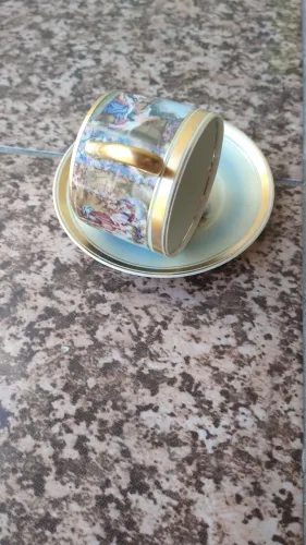 Xícara de Chá Vintage com Detalhes Dourados