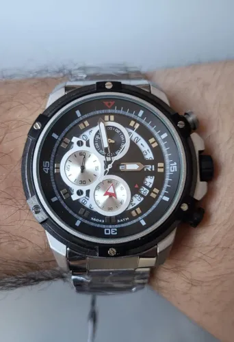 Relógio com Cronógrafo. Ponteiros Funcionais Medindo 50mm de Caixa