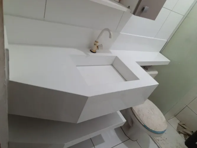Pia de banheiro em porcelanato branco