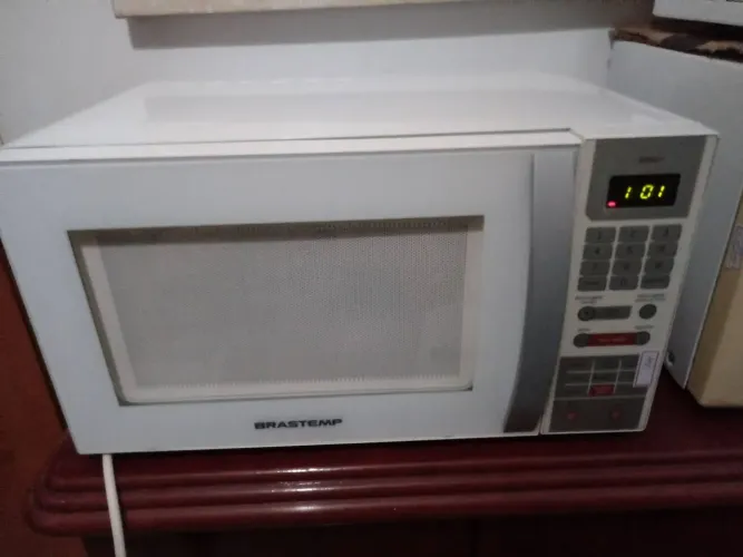 Microondas Brastemp 18 litros. Perfeito funcionamento. Semi-novo.