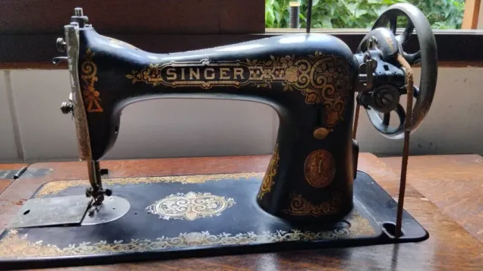 Maquina de costura antiga SINGER em ótimo estado!