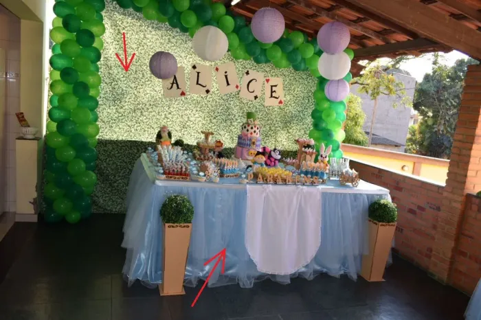 Decoração Festa Alice no País das Maravilhas - Forro mesa e fundo folhagem
