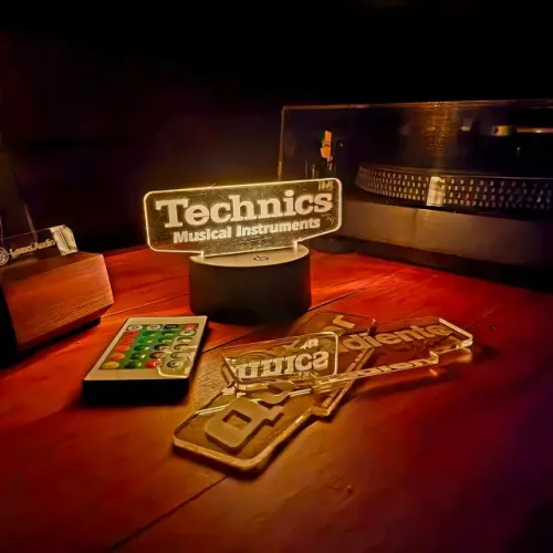 Luminaria LED Decorativa RGB Marcas de Audio Vintage