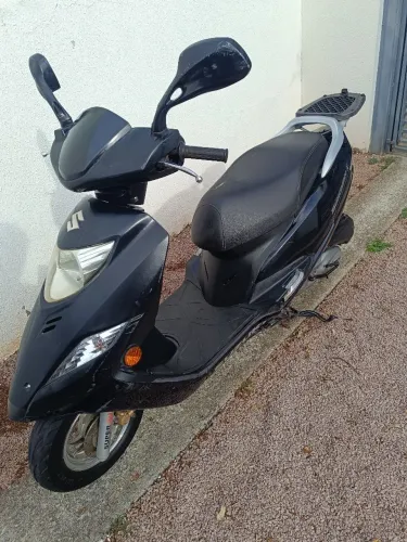Burgman 125i impecável e baixo km.