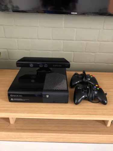 Xbox 360 + 2 Manetes + Kinect + Jogos - Destravado
