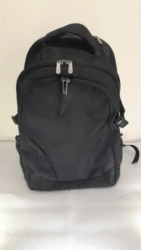 " Mochila preta resistente e espaçosa "